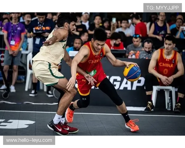 中国男篮迎战澳大利亚队激战正酣 全力争夺巴黎奥运会资格